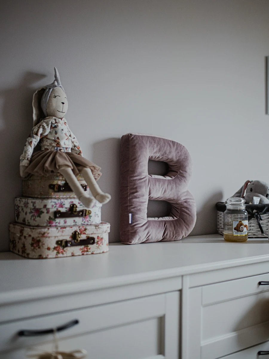  Decorative velvet letter pillow B shaped powder pink Bellochi 2